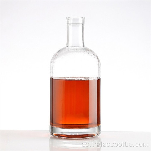 botella de alcohol y botella de whisky de vidrio